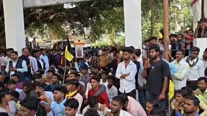   बुजुर्ग के साथ  हुए पेशाब कांड पर सुहेलदेव आर्मी संगठन का प्रदर्शन,काकोरी क्षेत्र की घटना