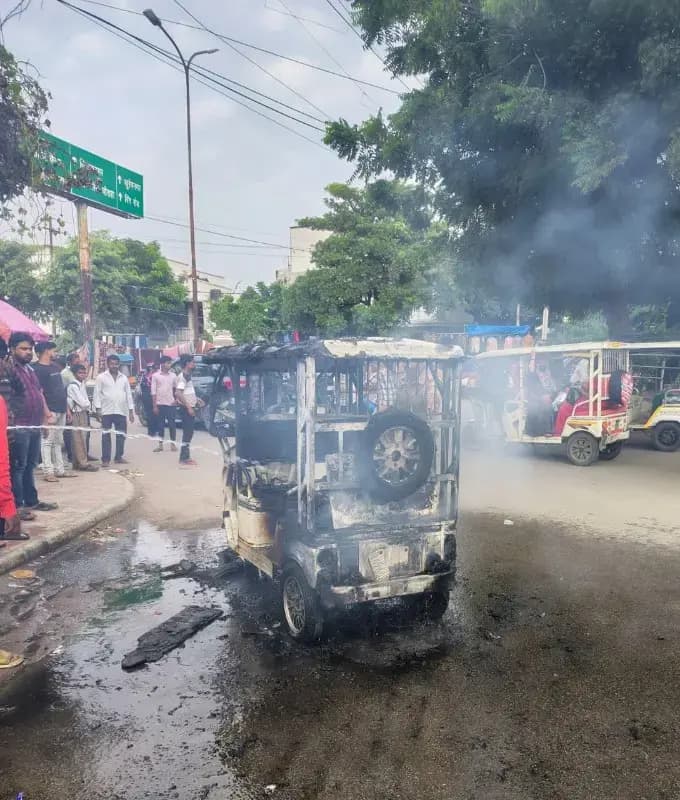लखनऊ में क्लासिक के सामने ई-रिक्शा में लगी अचानक भीषण आग,किसी को नही हुई जनहानि 
