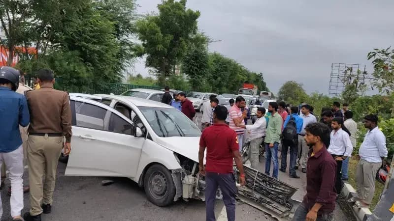  लखनऊ के शहीद पथ औरंगाबाद पुल के पास भीषण सडक हादसा,दो की मौके पर मौत,कई घायल 