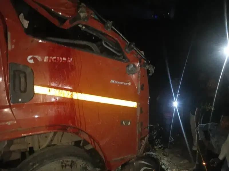 एक स्कूटी सवार तीन छात्राओं की लापरवाही डीसीएम चालक पर भारी,बीकेटी में नन्दना के पास खाई में पलटी