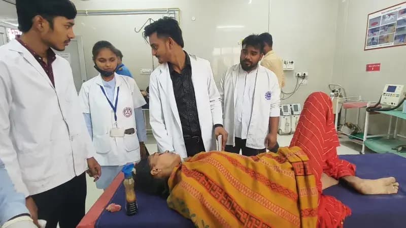 दो कारों की टक्कर से बचने में पलटा ई रिक्शा,पांच घायल,सीतापुर हाइवे किनारे बीकेटी में हादसा