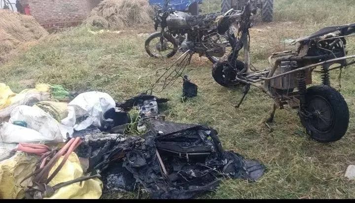 लखनऊ के नगराम क्षेत्र में एक घर मे लगी भीषण आग,लाखो का समान जलकर राख
