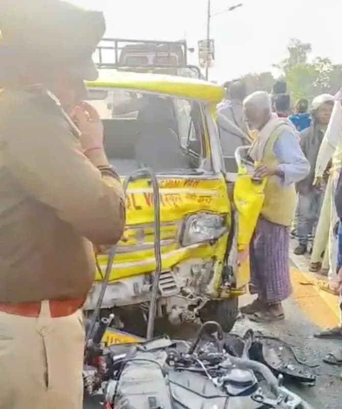 दुबग्गा क्षेत्र में स्कूली वैन और बाइक की आपस में भयानक भिड़ंत,कई घायल