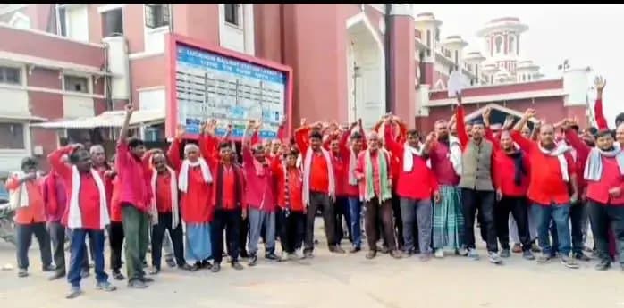  लखनऊ के चारबाग़ स्टेशन पर सैकड़ो की तादात में कुली कर रहे प्रदर्शन 