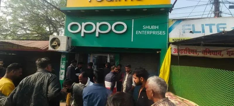 चोरों का बीकेटी कस्बे में हाइवे से सटी तीन मोबाइल दुकानों पर धावा