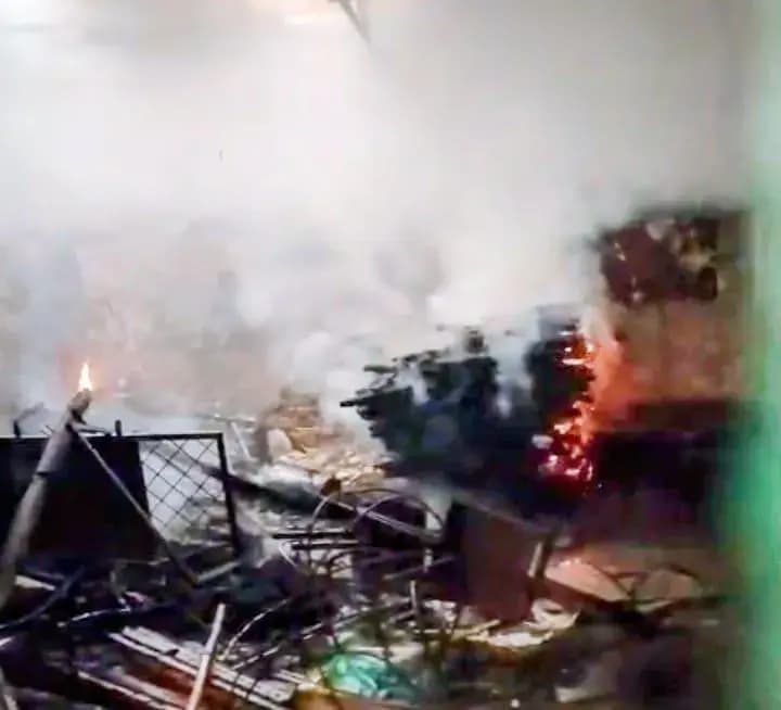 लखनऊ के सरफराजगंज में वन विभाग के फॉरेस्ट हाउस में लगी भीषण आग 
