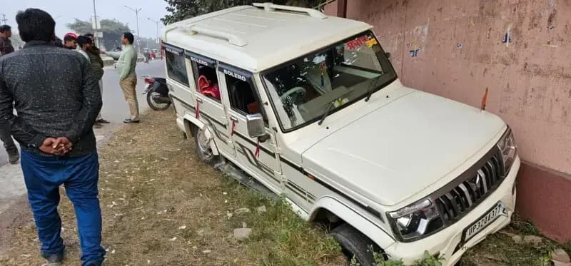लखनऊ के पारा क्षेत्र में अनियंत्रित डिवाइडर और बोलेरो के बीच भीषण टक्कर 
