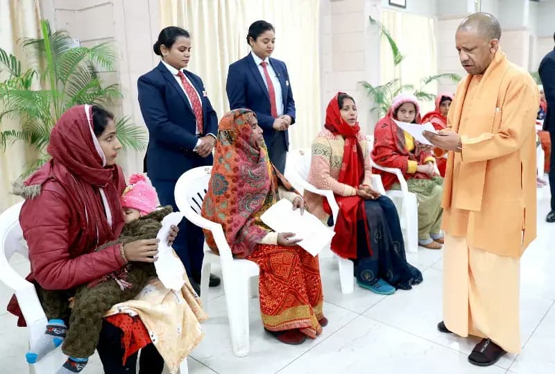 गोरखनाथ मंदिर में मुख्यमंत्री योगी आदित्यनाथ  ने किया जनता दर्शन का आयोजन