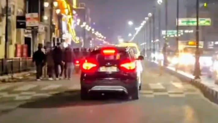   लखनऊ के हजरतगंज चौराहे पर ट्रैफिक नियमों का उल्लंघन के आरोप में एक दरोगा गिरफ्तार 