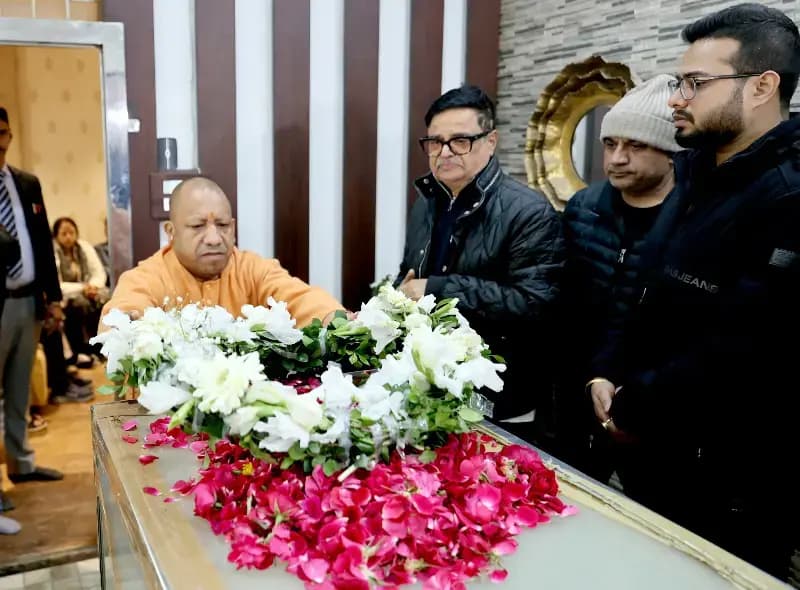 मुख्यमंत्री योगी आदित्यनाथ  ने अपर महाधिवक्ता विनोद शाही के आवास पर पहुंचकर जताया शोक 