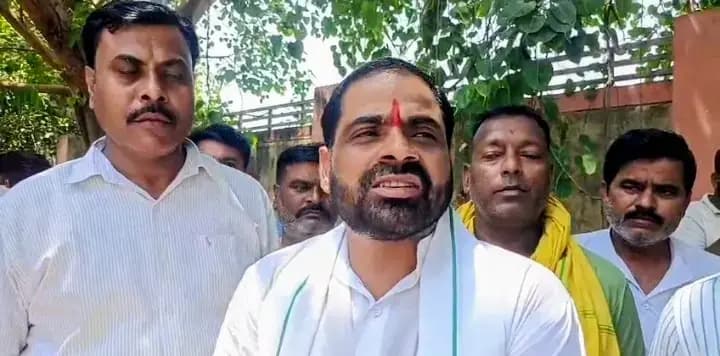 लखनऊ के दुबग्गा बस डिपो पर संविदा कर्मियों का हल्लाबोल, समर्थन में उतरा किसान संगठन