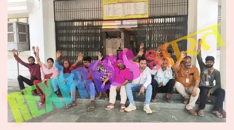 सीएमएस राम सागर मिश्र हॉस्पिटल ने टेंट की कुर्सियां न उठाने पर सुपरवाइजर और सफाई कर्मियों को भगाया,धरना प्रदर्शन