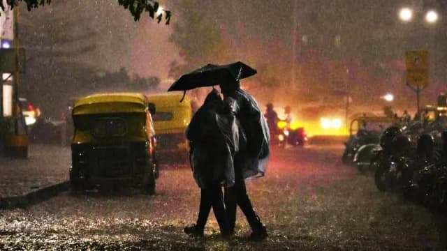 उत्तर से पूर्व तक बिगड़े मौसम के मिजाज, अंधड़ और बारिश का तांडव