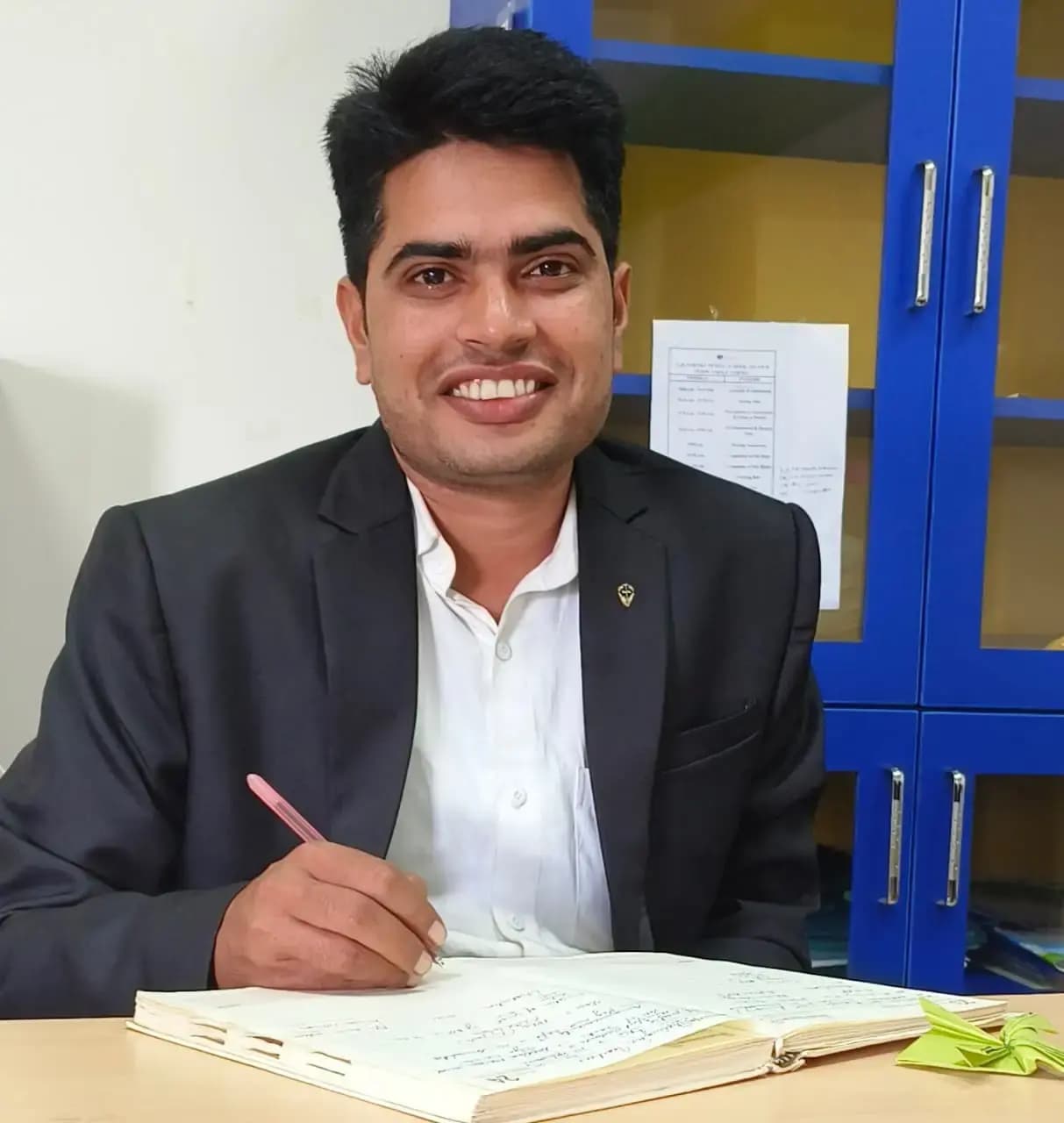 “सच्चा शिक्षक वही है जो केवल किताबें नहीं, जीवन पढ़ाना जानता है।”