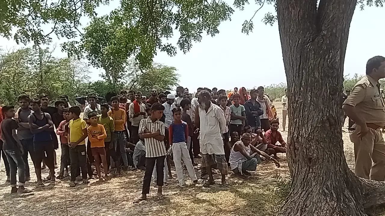 चार भाइयों में विवाद को सुलझाने पहुंची मां हुई घायल,दुखी छोटे बेटे ने लगाई फांसी