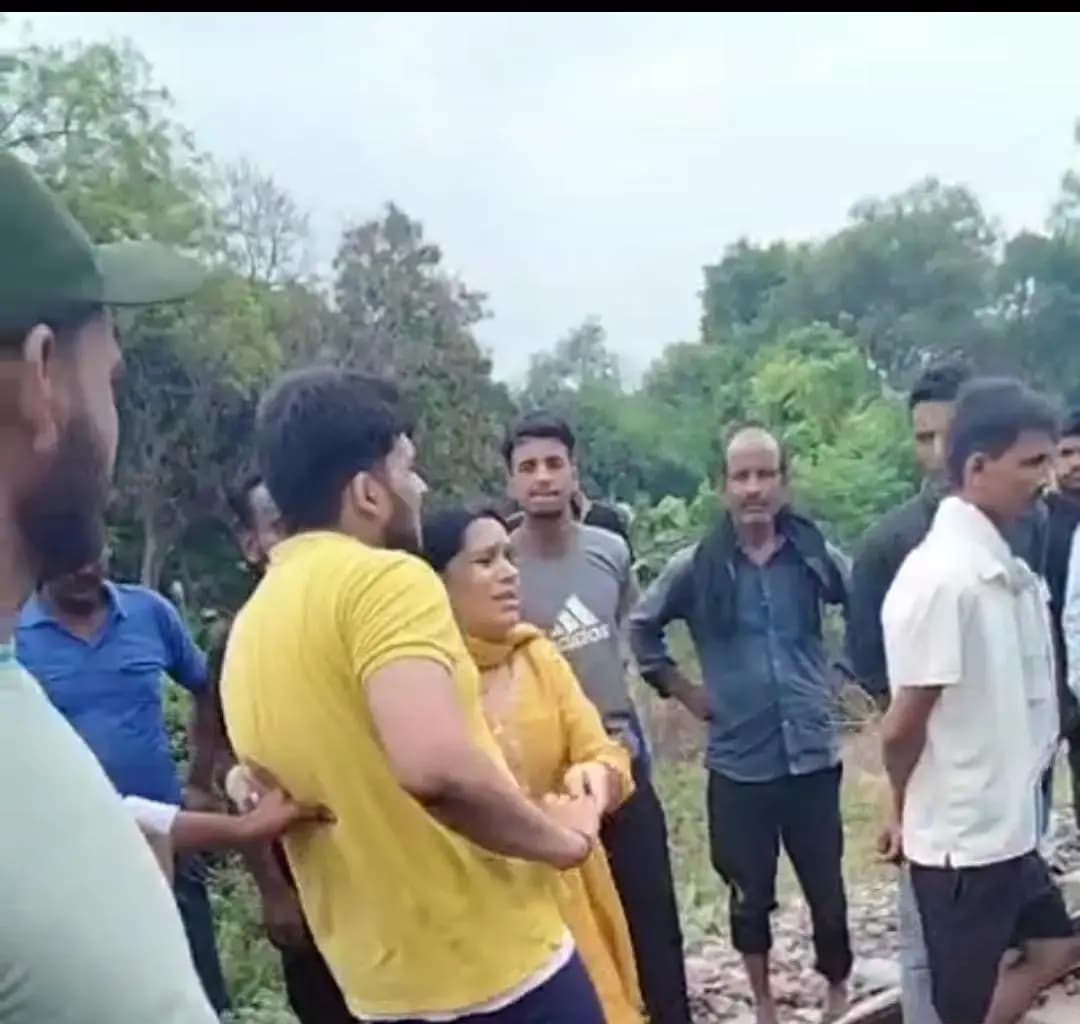 सडक हादसे में पति की मौत पर ,पत्नी बेटे ने रेलवे ट्रेक पर सुसाईट का किया प्रयास,लखनऊ के बख्शी का तालाब की घटना