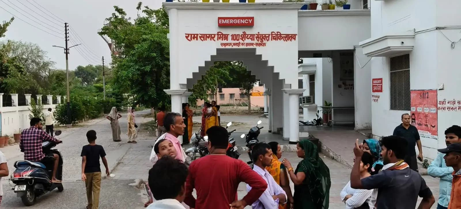 निर्माणाधीन बिल्डिंग के गेट को तोडते हुए बाहर आयी कार,चपेट में बच्चा मौत,मां एक अन्य घायल
