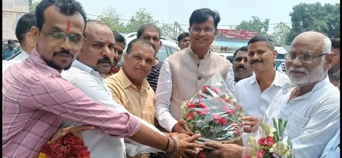 रुस से 10 दिवसीय यात्रा पूरी कर लौटे पवन सिंह चौहान का बीकेटी में व्यापारियों ने किया स्वागत