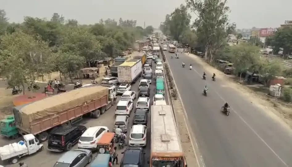 भीषण गर्मी के बीच सीतापुर हाइवे पर लगा जाम,फूलती रही सांसे