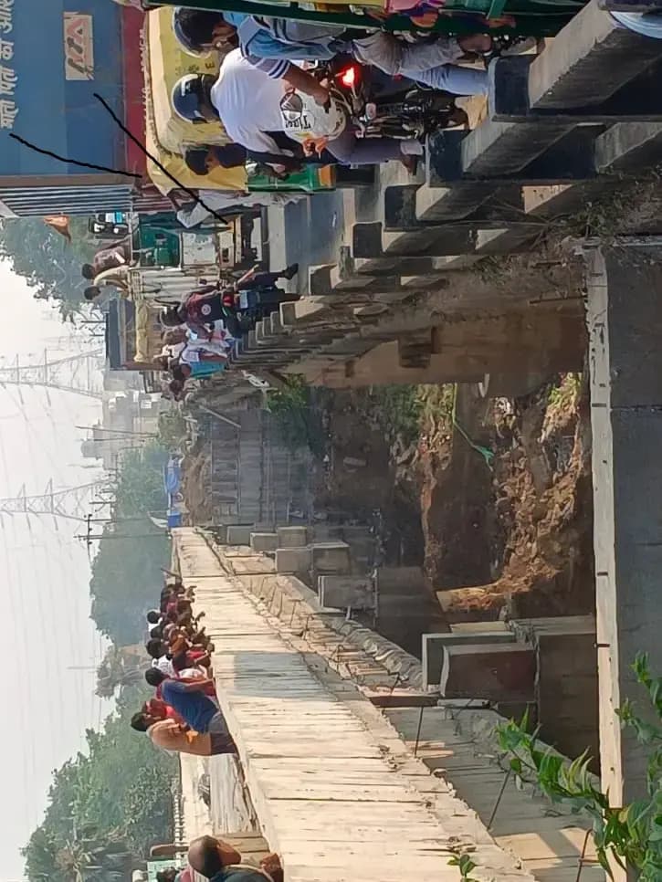 पटना में अनियंत्रित ट्रैक्टर ट्रॉली पुल की रेलिंग तोड़ 100 फीट गहरी खाई में गिरी,चालक की मौत
