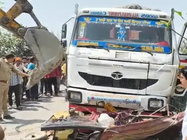 सीतापुर में एक अज्ञात डंपर के ई रिक्शा को टक्कर मारने से दर्दनाक हादसे में दो की मौत,एक गंभीर 
 
 
