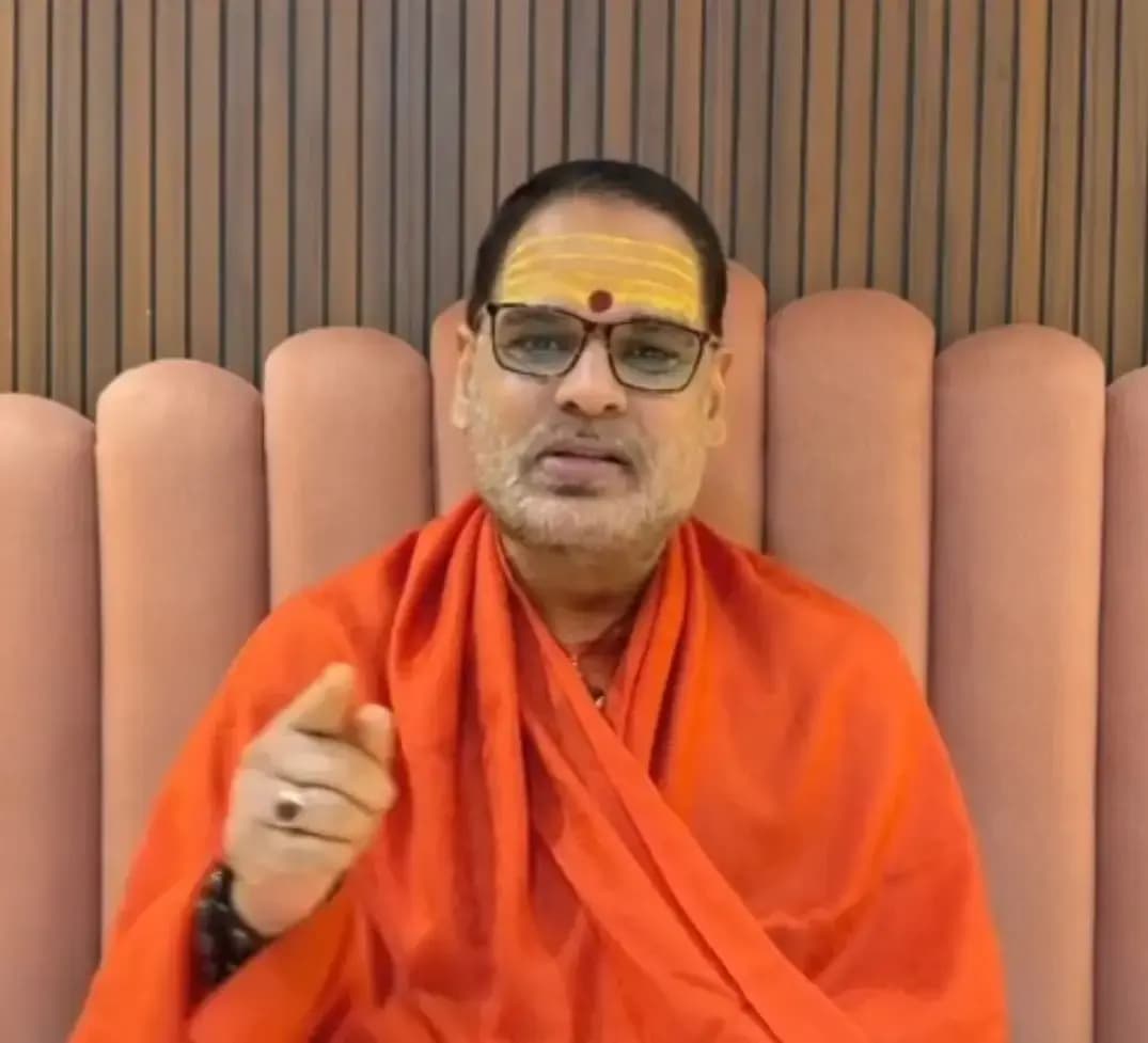 पत्नी के देहांत बाद ही भगवान विश्वनाथ के दर्शन करने पहुच गए मोरारी बापू,हुआ भारी विरोध 
