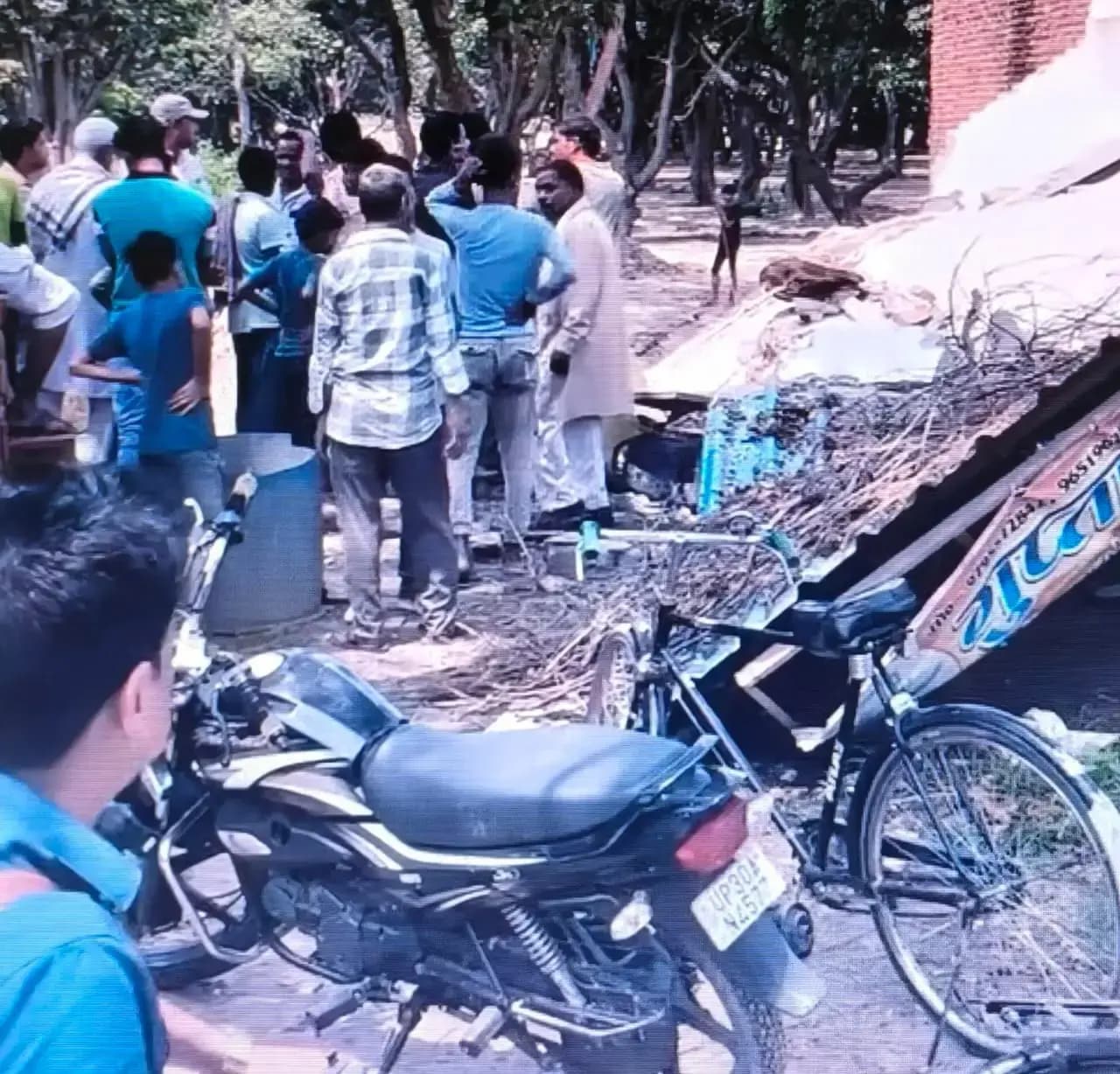 बारिश के बीच हरदोई—बेनीगंज रोड पर रेस्टोरेंट हुआ जमीदोज,बर्बाद हो गया लाखों रुपए का सामान 