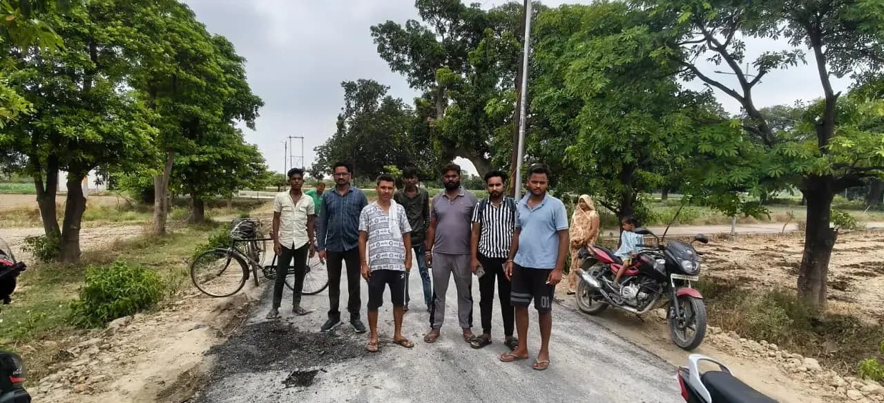 लखनऊ के महोना—अमानीगंज रोड मरम्मत में सामने आया भ्रस्टाचार,हाथ लगाते ही उखडने लगी डामर गिटटी