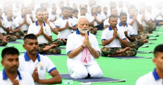 11 वें अंतराष्ट्रीय योग दिवस पर भारत ने विश्व को दिया योग से स्वास्थ्य, शांति और समृद्धि’ का संदेश
