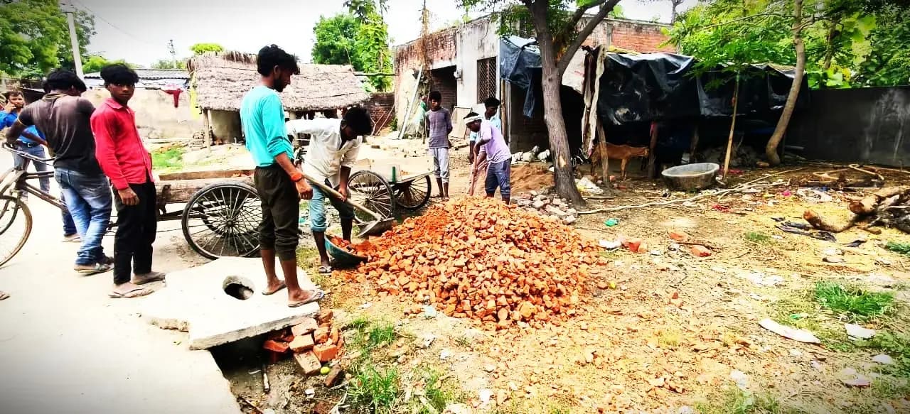 सुवंशीपुर के राजापुर में घंसने लगी इंटरलाकिंग,पूछने पर भाग खडे हुए सचिव