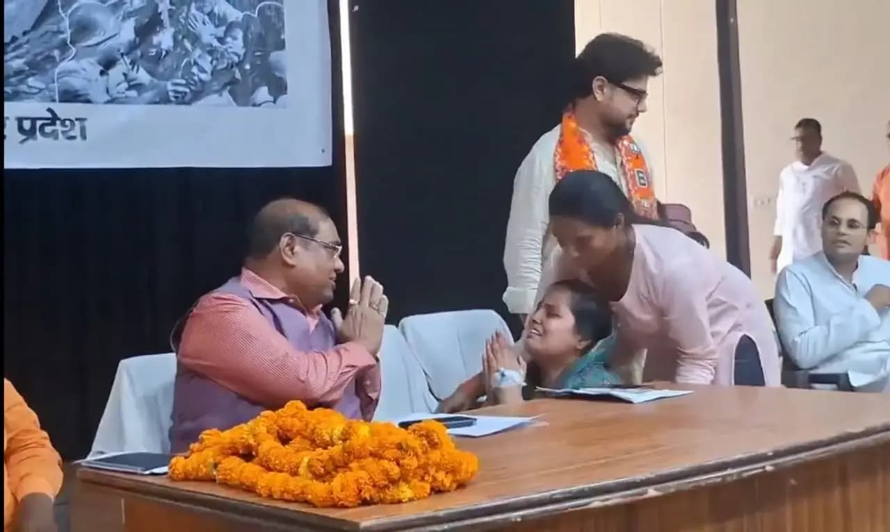 अम्बेडकर नगर की महिलामोर्चा जिलाध्यक्ष सांसद बृजलाल के पैरों गिरकर बोली न्याय दो