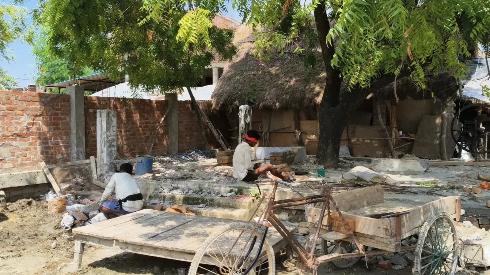 मंदिर तोडकर कर लिया अवैध कब्जा, ग्रामीणों में भारी विरोध महिंगवा की घटना