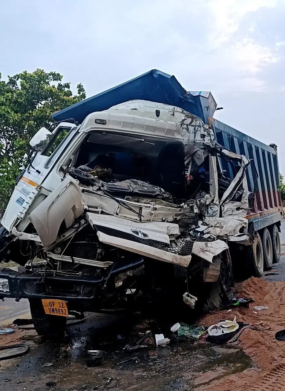 दुबग्गा से आईआईएम रोड  पर मौरंग मंडी आ रहे दो डम्परो के बीच भीषण टक्कर 
