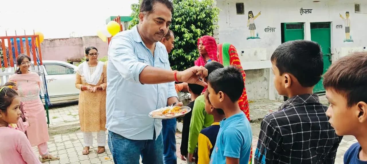 यूपी के सरकारी स्कूलों में स्टूडेंट का आज पहला दिन, मनाया गया प्रवेश उत्सव