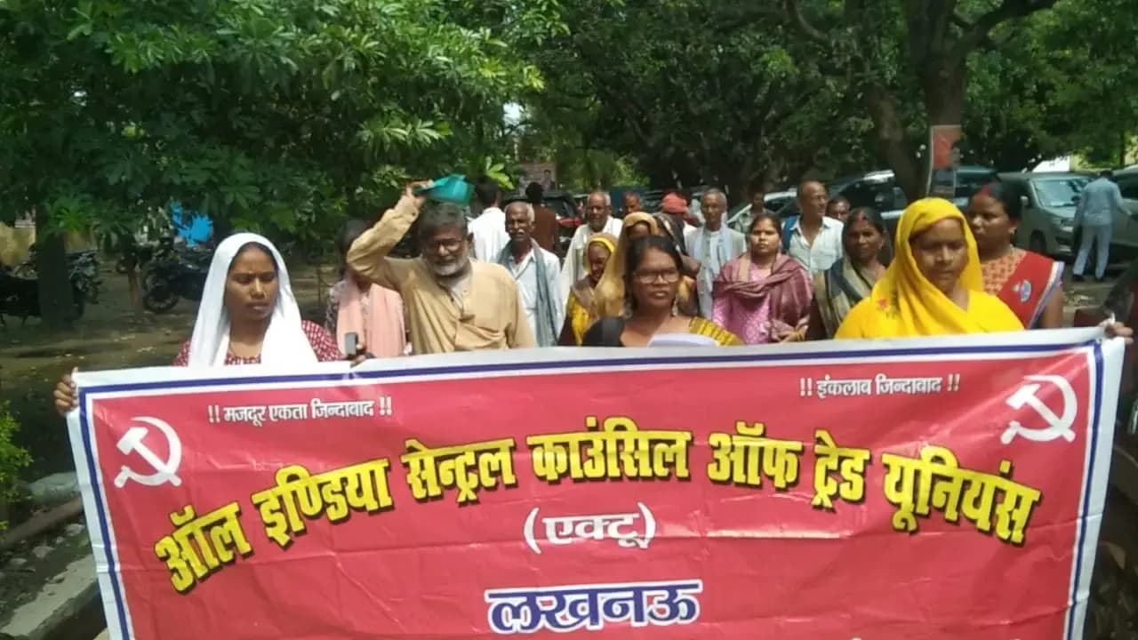 सरकारी स्कूलों के मर्जर को लेकर लखनऊ में प्रदर्शन, राज्यपाल को नामिल 4 सूत्रीय ज्ञापन एसडीएम को सौपा 