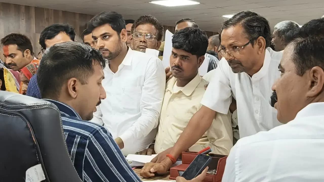 बीकेटी तहसील पहुंचे डीएम विशाख जी बोले— सरकारी जमीन  पर कब्जा करने वालो पर  होगी सख्त कार्रवाई