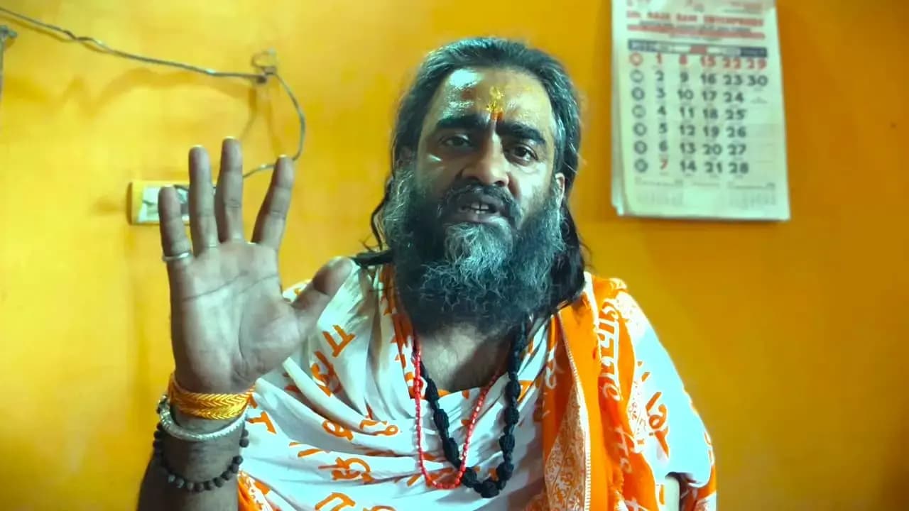 बख्शी का तालाब कस्बे में सीतापुर हाइवे किनारे स्थित प्राचीन हनुमान मंदिर के पुजारी रोहितनाथ बोले कि,उनकी जान को खतरा है