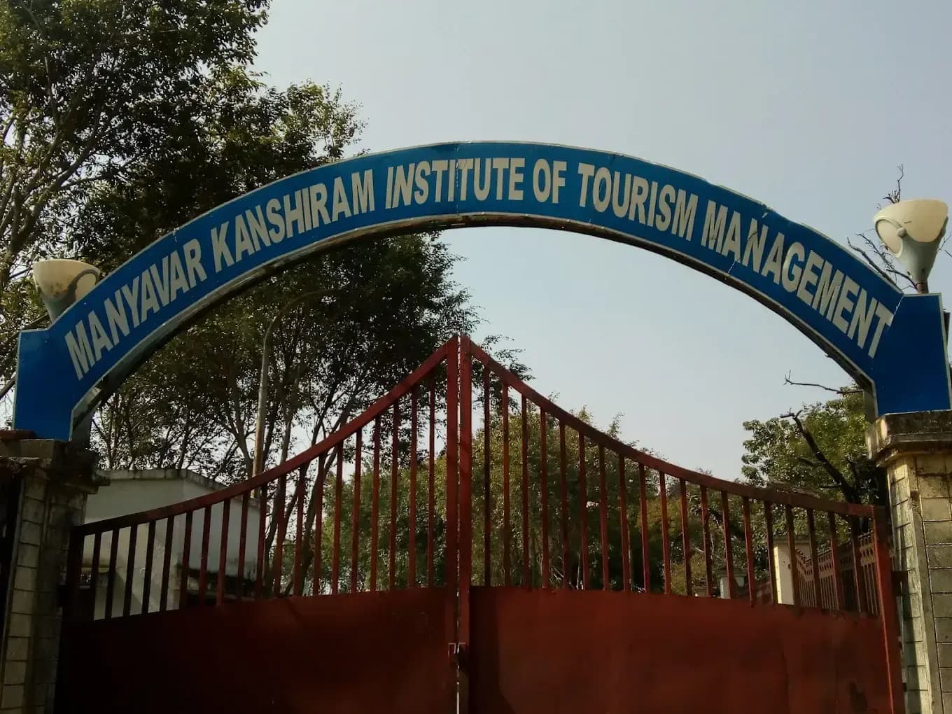 लखनऊ में मान्यवर कांशीराम इंस्टीट्यूट ऑफ टूरिज्म मैनेजमेंट, दूरस्थ शिक्षा के माध्यम से हास्पिटेलिटी सेक्टर के लिए प्रोस्ट ग्रेजुएट डिप्लोमा इन होटल ऑपरेशन्स पाठयक्रम चलायेगा
