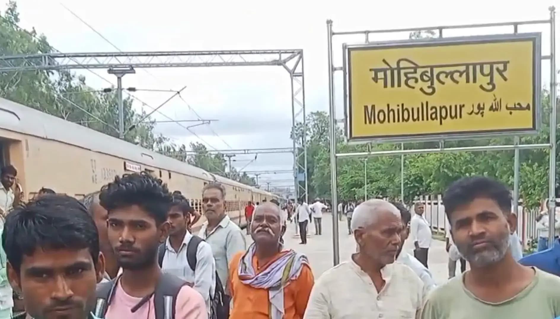 ट्रेन में आई तकनीकी खराबी,सड़क मार्ग से निकले यात्री,लखनऊ, मोहिबुल्लापुर स्टेशन