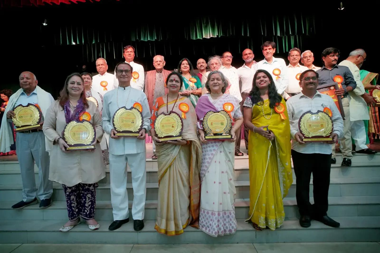साहित्य संस्कृति की 11 विभूतियां हुई सम्मानित,पदमश्री डॉ विद्या बिंदु सिंह की पांच पुस्तकों का हुआ लोकार्पण
