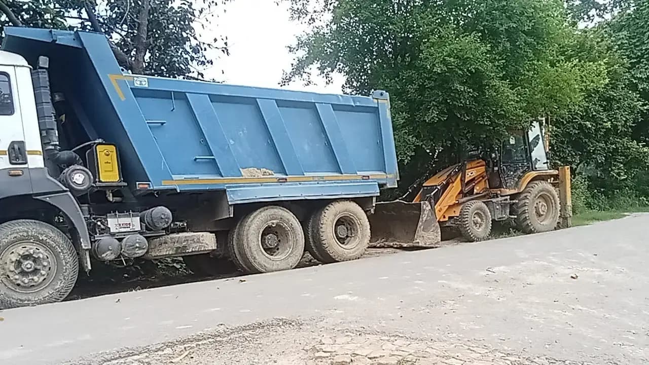 ईट भटठे के मिटटी खनन की परमीशन,निजी प्लाटिंग और फैक्ट्री में बेच रहे ,महिगवा में दो जेसीबी,एक डम्पर पकडा गया