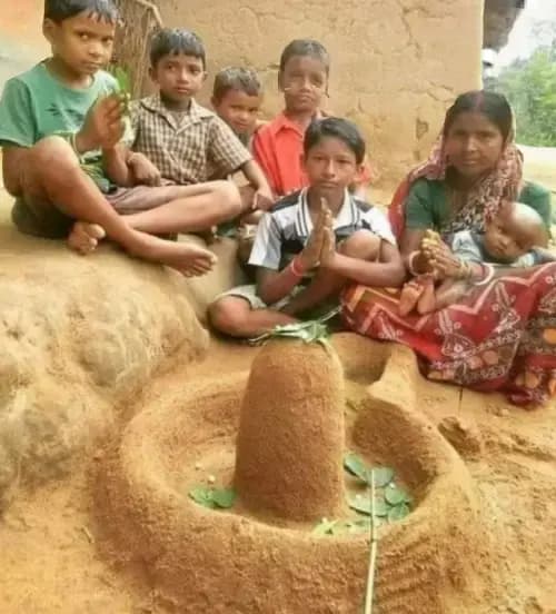 भोले भाव के भूखे,भक्ति भाव से नन्हे बच्चों ने सावन में मिटटी से तैयार किया शिवलिंग
