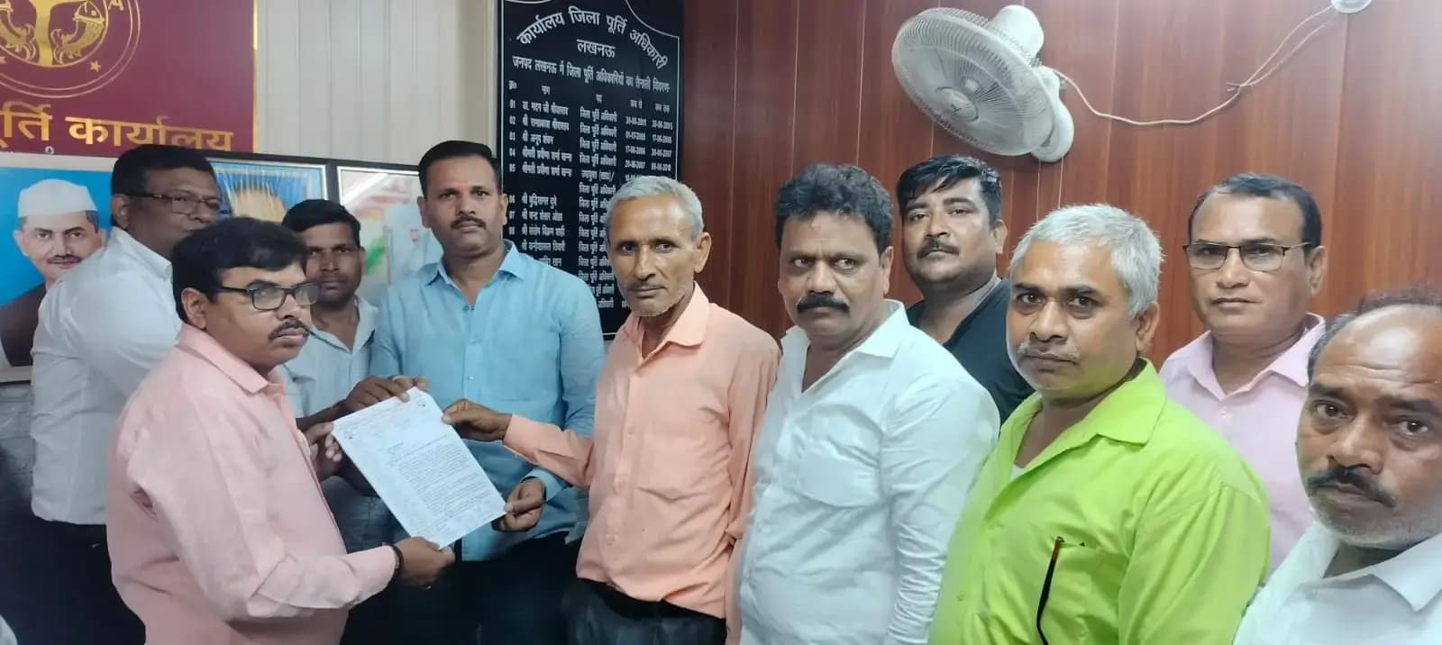 कोटेदारों ने सीएम योगी को नामित सात सूत्रीय ज्ञापन जिलापूर्ति अधिकारी को सौपा,प्रदेश में एक सामान लाभान्श की मांग