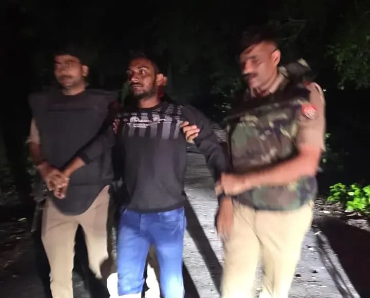 बलिया में पुलिस और बदमाश के बीच मुठभेड़, बदमाश के पैर में लगी गोली गिरफ्तार 