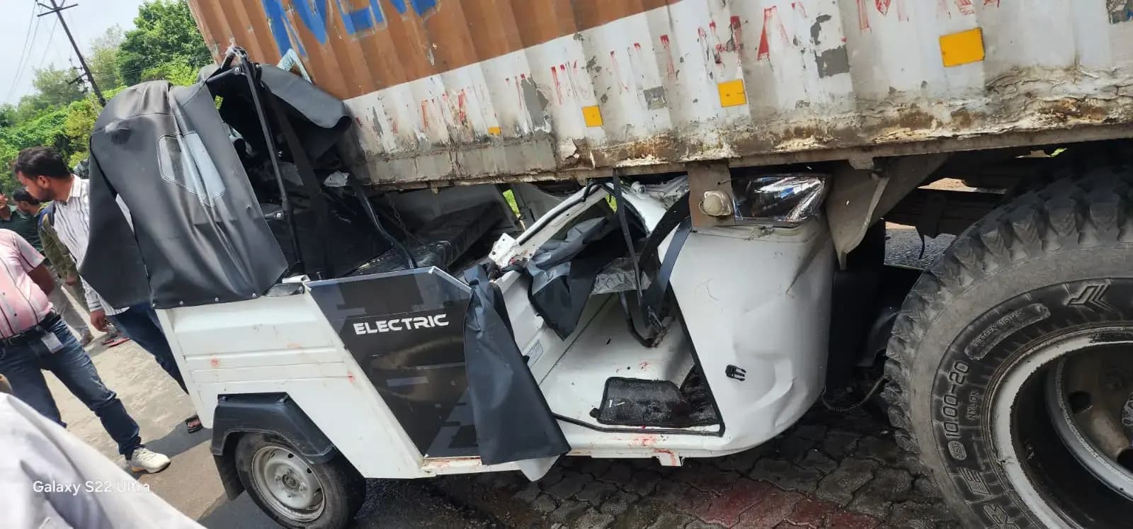सीतापुर हाइवे पर खड़े लोडर में घुसा ई रिक्शा, पांच सवारियां घायल,लखनऊ के बीकेटी में हुआ हादसा