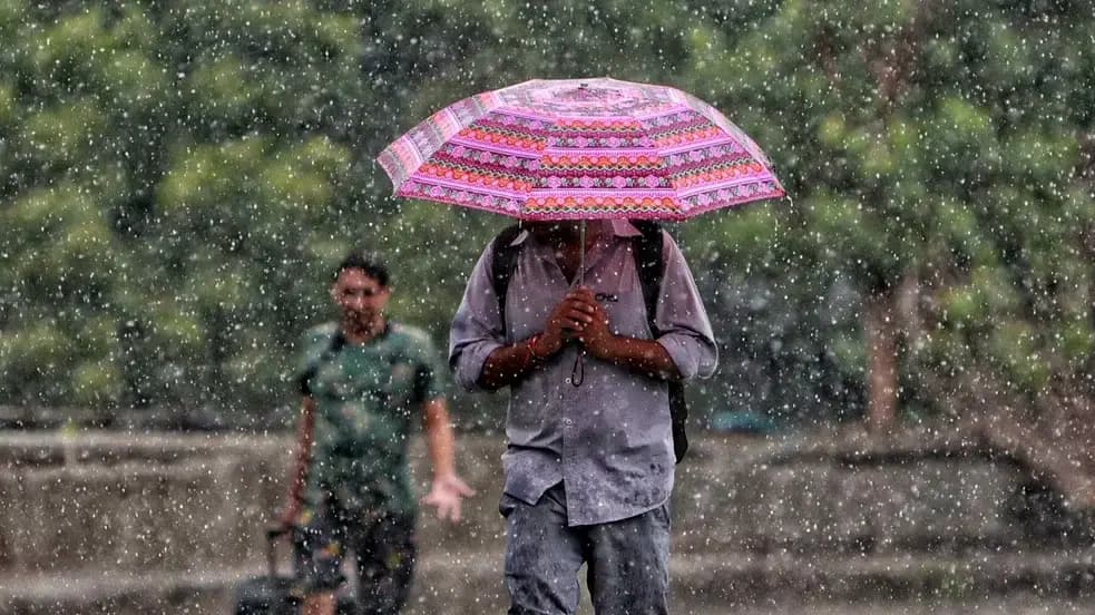 मौसम विभाग ने यूपी के  कई जिलो में भारी बारिश के साथ गरज चमक की चेतावनी दी!
