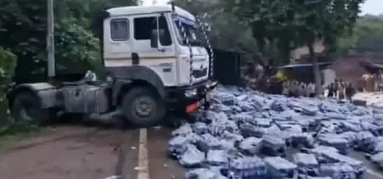 बलिया में कोल्डड्रिंक से लदी ट्रेलर महिला को टक्कर मारकर पलटी,वीडियो वायरल  
