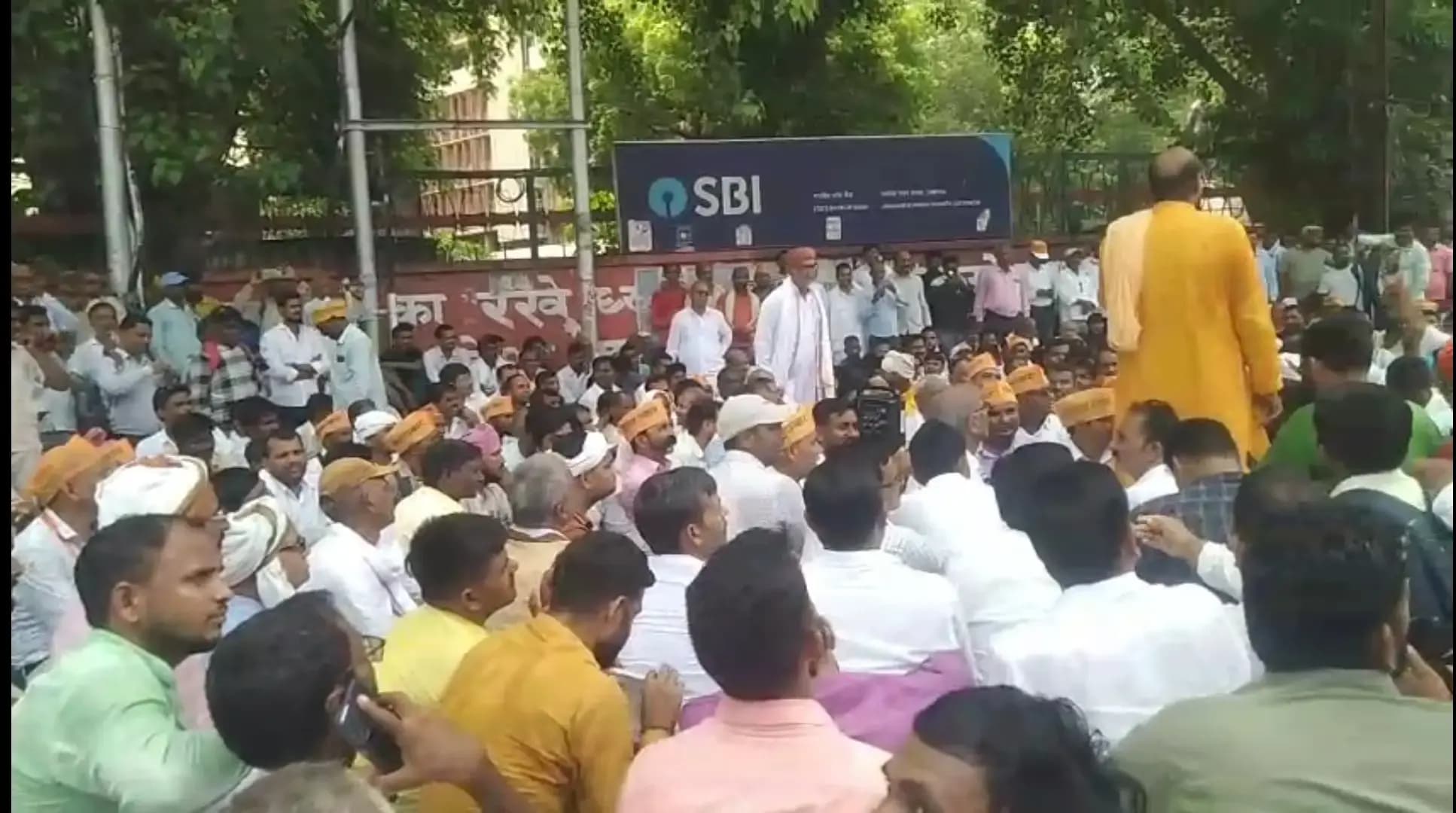 यूपी के कोटेदारों ने लखनऊ में खाद्य आयुक्त मुख्यालय घेरा,दी गिरफ्तारी
