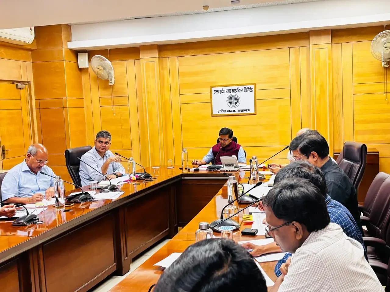 उपभोक्ताओं पर कागजात के लिए दबाव न बनाएं  लेसा कर्मी - डॉ0 आशीष कुमार गोयल