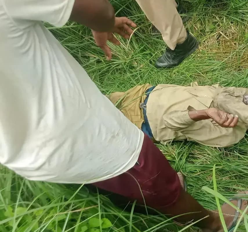 रहीमाबाद  के गहदों में पुजारी का मिला शव,पायी गयी पत्नी के नाम पर्ची

